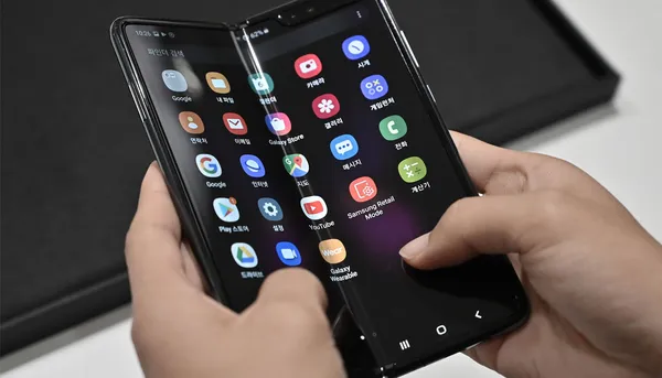 Samsung සමාගමේ Galaxy Fold දුරකථනය තවමත් සාර්ථක මට්ටමේ නොමැති බව පෙන්වා දෙයි