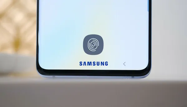 Galaxy S10 සහ Note 10 වල Fingerprint පහසුකමේ දුර්වලතාවයක් නිසා ලොව පුරා බැංකු රැසක් ඔවුන්ගේ සේවාවන් අත්හිටුවයි