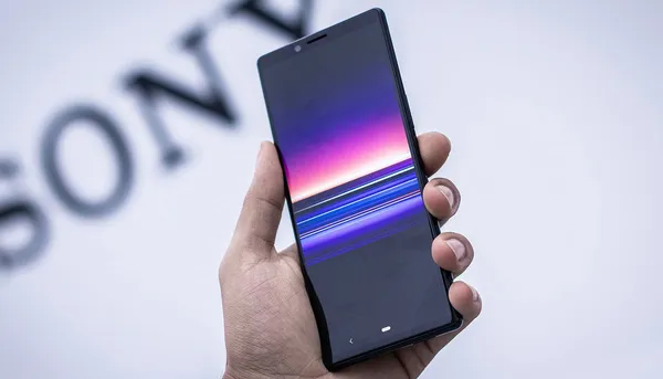 Android 10 update එක ලබාදීමට නියමිත Sony devices ගැන හා වක්‍රාකාර පිටුපසක් සහිත Sony ජංගම දුරකථනයක් ගැන තොරතුරු වාර්ථා වෙයි