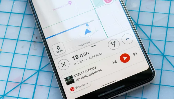 Google Maps භාවිතා කරන අතරතුර YouTube Music සඳහා සවන්දීමේ පහසුකම Android පරිශීලකයින් හට ලබාදෙයි