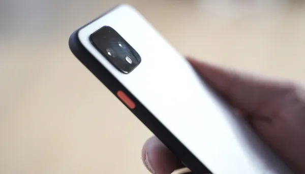 Google Pixel 4 XL ජංගම දුරකථන වල පසුපස glass එක ගැලවෙමින් පවතින බව ඇතැම් පරිශීලකයින් අනාවරණය කරයි